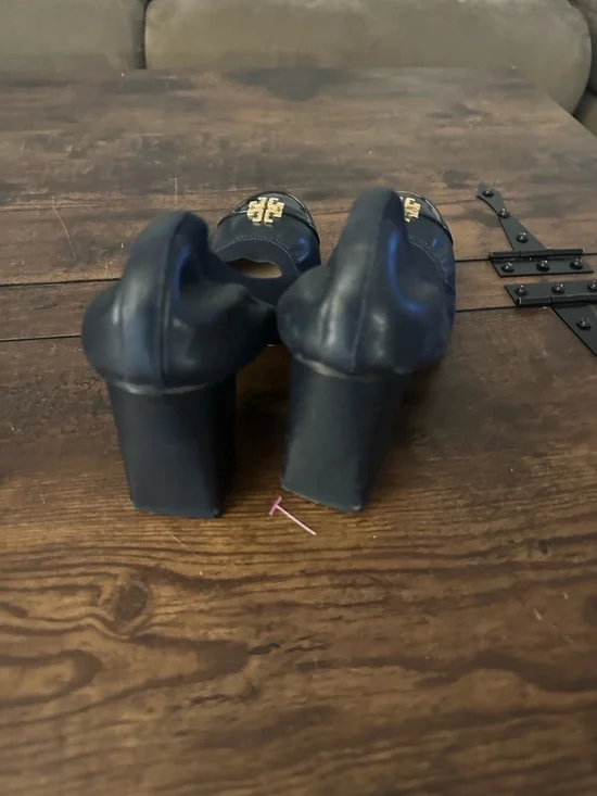 Tory Burch Navy Leather Block Heel Pumps with Gold Logo - Picture 2 of 6